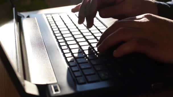 Hommes employé de bureau tapant sur le clavier — Video