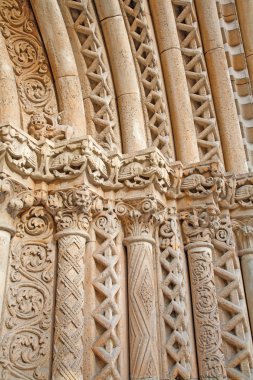 BUDAPEST, HUNGARY - 22 Eylül 2012: Vajdahunyad kalesi yakınlarındaki Gotik Jak Kilisesi 'ndeki batı portalının ayrıntıları.
