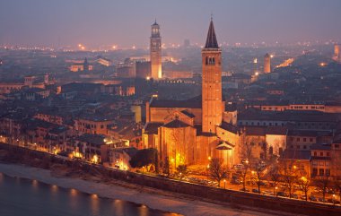 Verona - Castel san Pietro kış akşamları Outlook'tan Santa Anastasia Kilisesi için