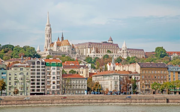 Budapešť-katedrála svatého Matthewa přes Dunaj — Stock fotografie