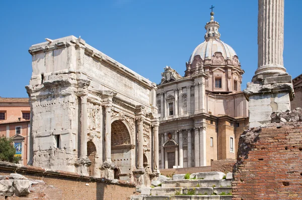 Řím-Forum Romanum a triumfální oblouk Septimuse Severuse a St. Lucke Chruch. — Stock fotografie