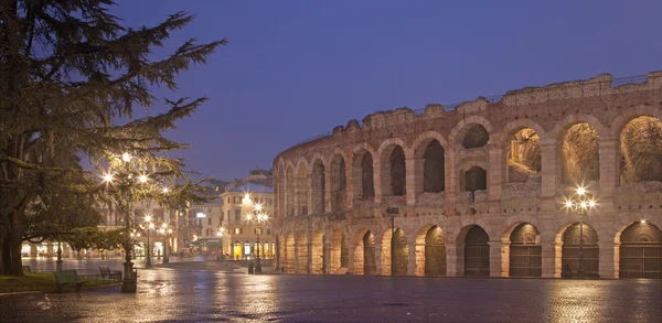 Verona, Italië-28 januari. 2013: Arena en Piazza Bra in de schemering — Stockfoto