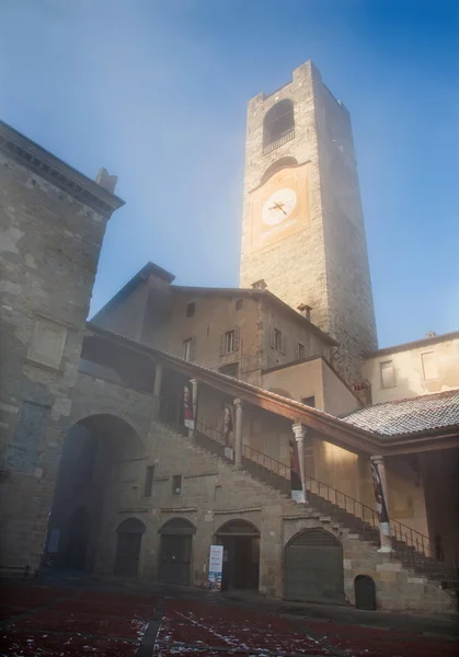 BERGAMO, ITÁLIA - JANEIRO 29, 2013: Torre del Comune na manhã de inverno na Praça Piazza Vecchia — Fotografia de Stock