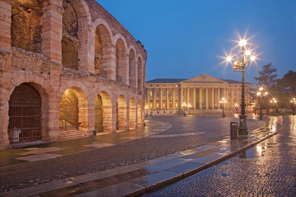 Verona - Arena ve Comune di Verona bina alacakaranlıkta — Stok fotoğraf