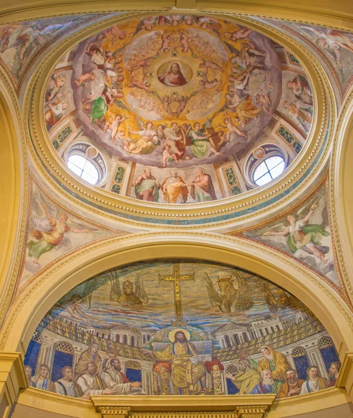 Rom, italien - 22. März 2012: Mosaik des Jesuslehrers aus dem 4. Jahrhundert und Kuppel und Hauptaltar aus der Kirche Santa Pudenziana. Mosaikkrieg im 16. Jahrhundert restauriert. — Stockfoto