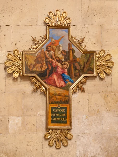 Werona, Włochy-27 stycznia 2013: Jezus wchodzi pod krzyż. Krzyż w ramach cyklu Cross-Way w Basilica San Zeno przez nieznany artysta. — Zdjęcie stockowe