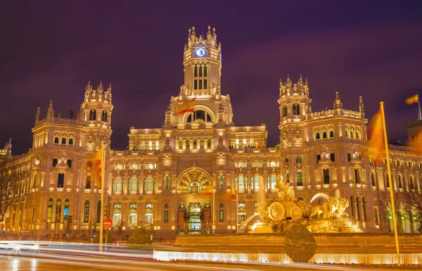 Мадрид - Дворец Коммуникаций с площади Цибелеса в сумерках — стоковое фото