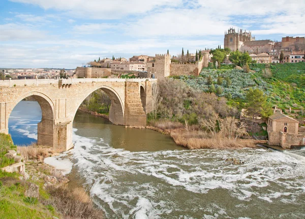 Toledo - wygląd do san martin s panny młodej lub puente de san martin do klasztoru Świętego Jana króla w świetle poranka — Zdjęcie stockowe