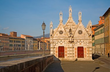 Pisa - Capella della Spina kilisede akşam ışığı.