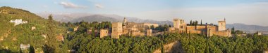 Granada - Alhambra sarayı ve kale kompleksinin manzarası.