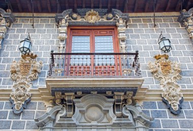 Granada, İspanya - 29 Mayıs 2015: Palacio de la Madraza (Granada medrese) cephe Balkonlu detay.