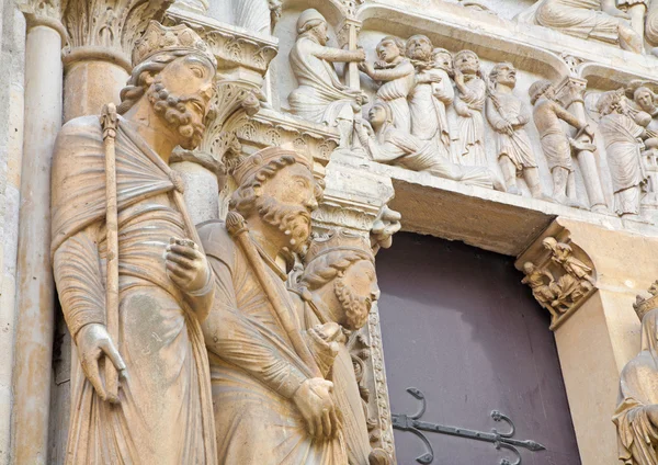 PARIS, FRANÇA - JUNHO 16, 2011: O detalhe do portal leste lateral de Saint Denis - primeira catedral gótica — Fotografia de Stock