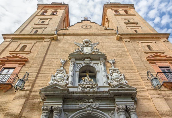 GRANADA, ESPANHA - 29 de maio de 2015: A porta da igreja barroca Nuestra Senora de las Angustias . — Fotografia de Stock