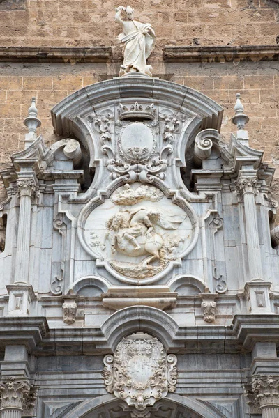 GRANADA, ESPANJA - toukokuu 29, 2015: Yksityiskohta portaalin kirkon Iglesia de los santos Justo y Pastori suunnitellut Jose Bada (1691 - 1755 ). — kuvapankkivalokuva