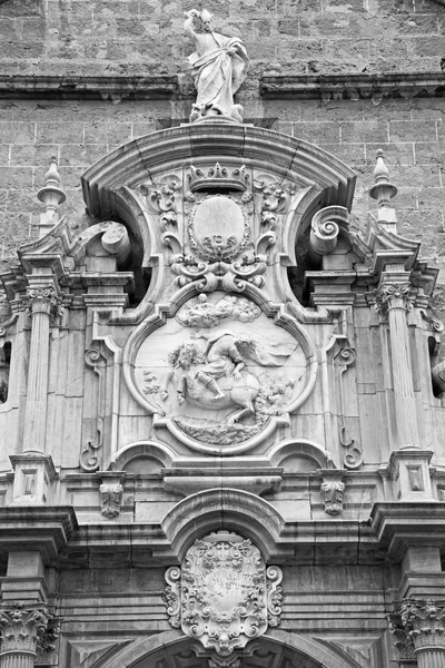 GRANADA, ESPAÑA - 29 DE MAYO DE 2015: El detalle del portal sobre la iglesia de los santos Justo y Pastor diseñado por Jose Bada (1691 - 1755 ). — Foto de Stock