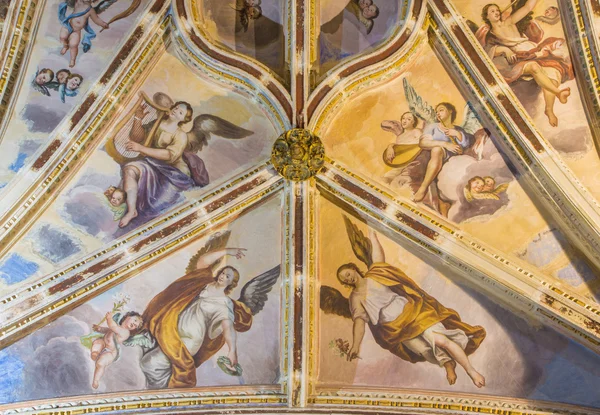 Granada, İspanya - 29 Mayıs 2015: Gotik tavan geri NEF Monasterio de San Jeronimo kilisede parçası fresk ile.