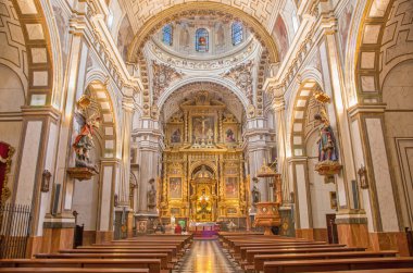 Granada, İspanya - 29 Mayıs 2015: Kilise Iglesia de los santos Justo y Pastor'un nef.