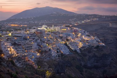 Santorini, Yunanistan - 5 Ekim 2015: Fira-Firostefani üzerinden sabah alacakaranlıkta