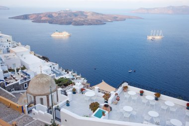 Santorini - Fira 'dan Caldera' ya sabah güneşinde Nea Kameni Adası ile olan görünüm.