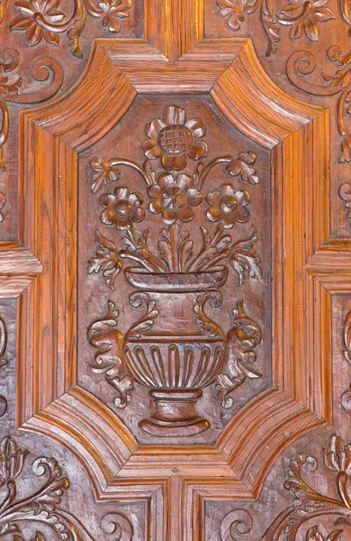 GRANADA, ESPAÑA - 29 DE MAYO DE 2015: El detalle de la puerta barroca tallada de la Basílica de San Juan de Dios . — Foto de Stock