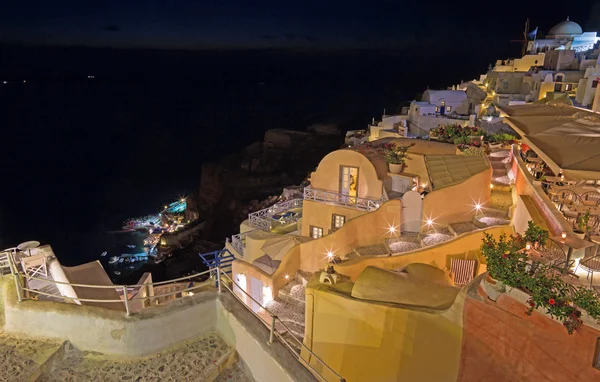 Santorini - Utseendet från stad ner till hamn Amoudi i Oia. — Stockfoto