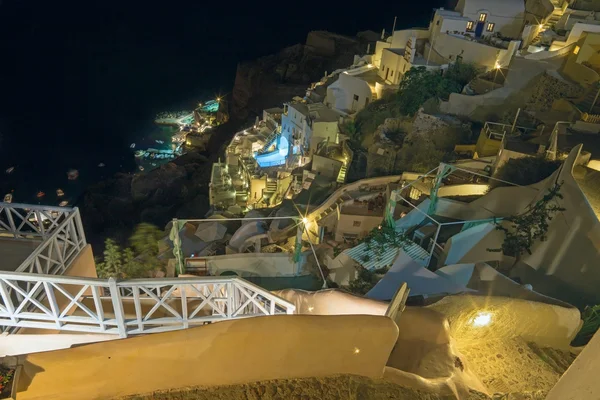 Santorini - Utseendet från stad ner till hamn Amoudi i Oia. — Stockfoto