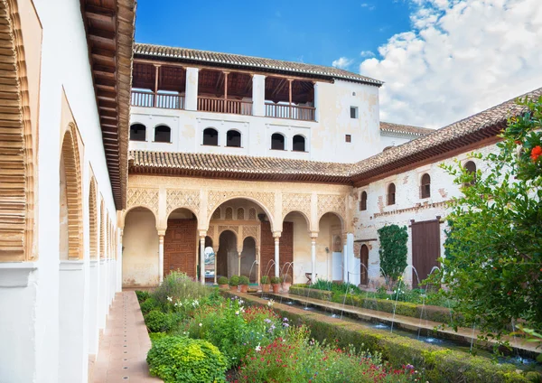 Granada, Spanien-30 maj 2015: gardnes och Generalife Palace på morgonen. — Stockfoto