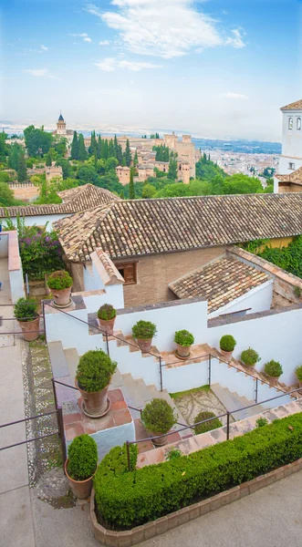 GRANADA, ESPAÑA - 30 DE MAYO DE 2015: Perspectivas desde el Palacio del Generalife hasta la Alhambra . — Foto de Stock