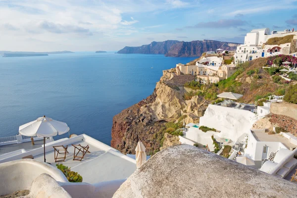 SANTORINI, GRECIA - 5 DE OCTUBRE DE 2015: La isla de Oia y Therasia al fondo . —  Fotos de Stock