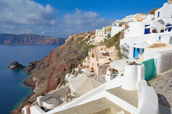 Santorini, Grekland - 5 oktober 2015: The Oia och Therasia island i bakgrunden. — Stockfoto