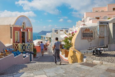Santorini, Yunanistan - 5 Ekim 2015: Oia sokağında Hatıra Eşyası mağazaları ve restoranları ile.