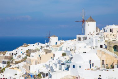 Santorini - Yel değirmenleriyle Oia 'nın bir parçası gibi görünüyor.