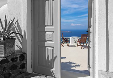 Santorini - Kalderanın üzerindeki küçük masa ve kolay çarşaf.