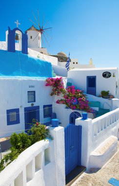 Santorini - yel değirmeni ve Oia kilisede biraz genellikle beyaz-mavi göz.