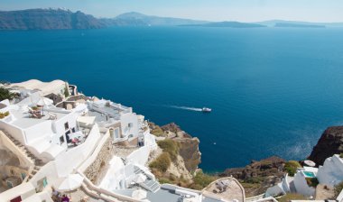 Santorini, Yunanistan - 5 Ekim 2015: Oia üzerinden doğuya bakın Imerovigli ve Scaros içinde belgili tanımlık geçmiş.