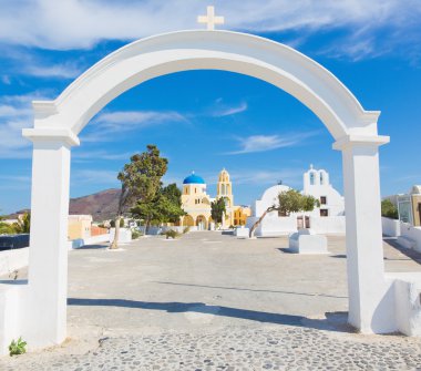 Santorini - Agios Georgios Kilisesi ve küçük Şapel Oia.
