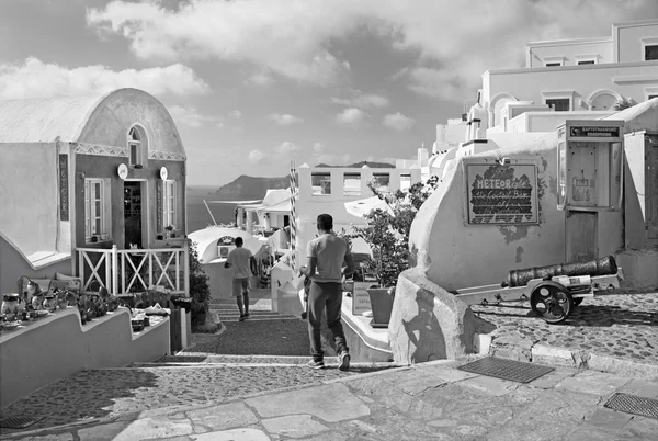 希腊圣托里尼-2015 年 10 月 5 日 ︰ 以在大街上的内审办的纪念品商店和餐馆. — 图库照片