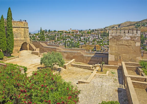 Granada, Spanje-30 mei 2015: de vooruitzichten over de wijk Albayzin van het Alhambra-Fort. — Stockfoto