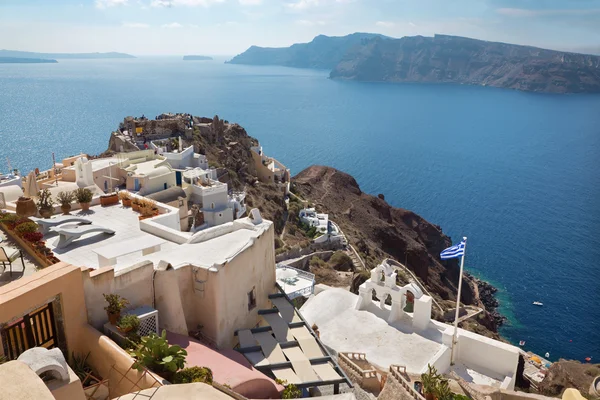 SANTORINI, GRECIA - 5 DE OCTUBRE DE 2015: Las pequeñas ruinas de la fortaleza en la isla de Oia y Therasia . —  Fotos de Stock