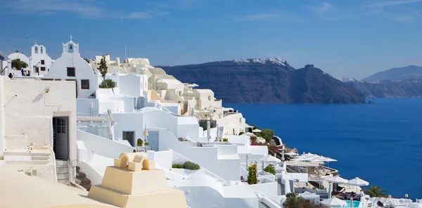 Santorini - Lo sguardo da Oia su resort di lusso a est con il castello di Skaros nel backgroud . — Foto Stock