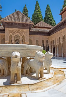 Granada, İspanya - 30 Mayıs 2015: Fountain, Lions Nasrid Sarayı ve mahkeme aslan.