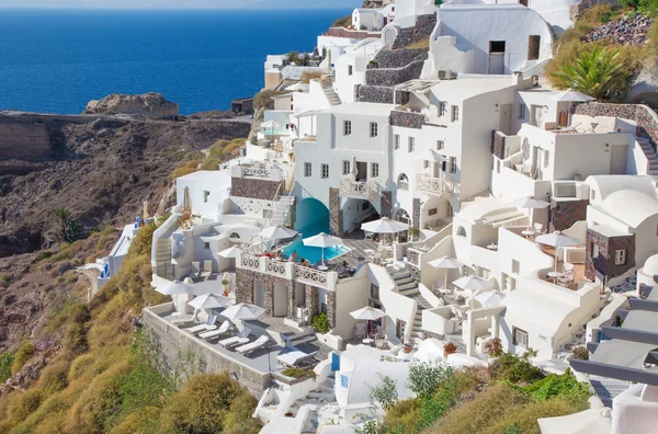 SANTORINI, GRECIA - 5 DE OCTUBRE DE 2015: Los resorts de lujo en Oia . —  Fotos de Stock