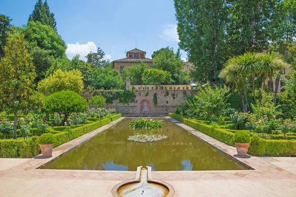 グラナダのアルハンブラ宮殿の庭園の宮殿 — ストック写真