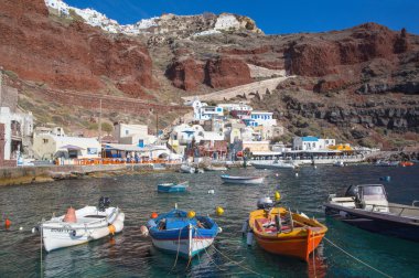 Santorini, Yunanistan - 5 Ekim 2015: Amoudi harbor, Oia akşam ışık.