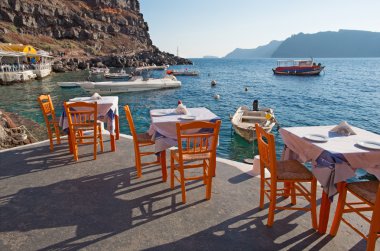 Santorini, Yunanistan - 5 Ekim 2015: Amoudi liman Oia akşam ışık içinde restaurint.