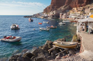 Santorini, Yunanistan - 5 Ekim 2015: Oia liman akşam ışık.