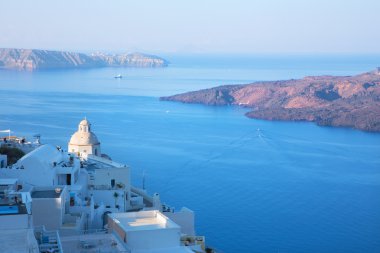 Santorini, Yunanistan - 6 Ekim 2015: Fira'dan nea Kameni Adası'na sabah ışığında.