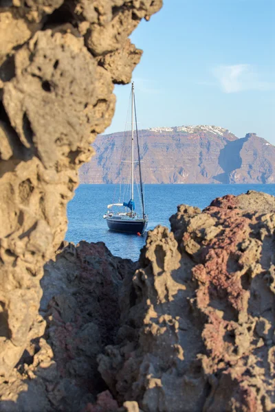 Santorini - spojrzenie na kalderę na głazy pumeks z ans Scaros Imerovigili w tle i jacht — Zdjęcie stockowe