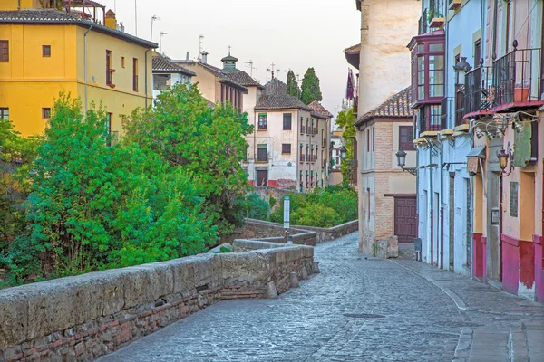 Granada - Rua Carrera del Darro pela manhã . — Fotografia de Stock