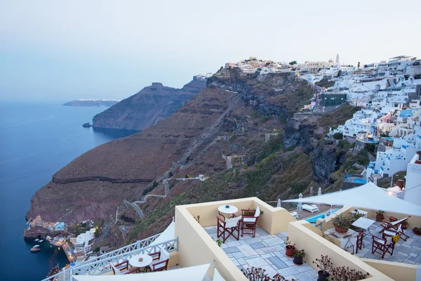 Santorini, Yunanistan - 6 Ekim 2015: Fira sabah alacakaranlıkta ve Firostefani — Stok fotoğraf